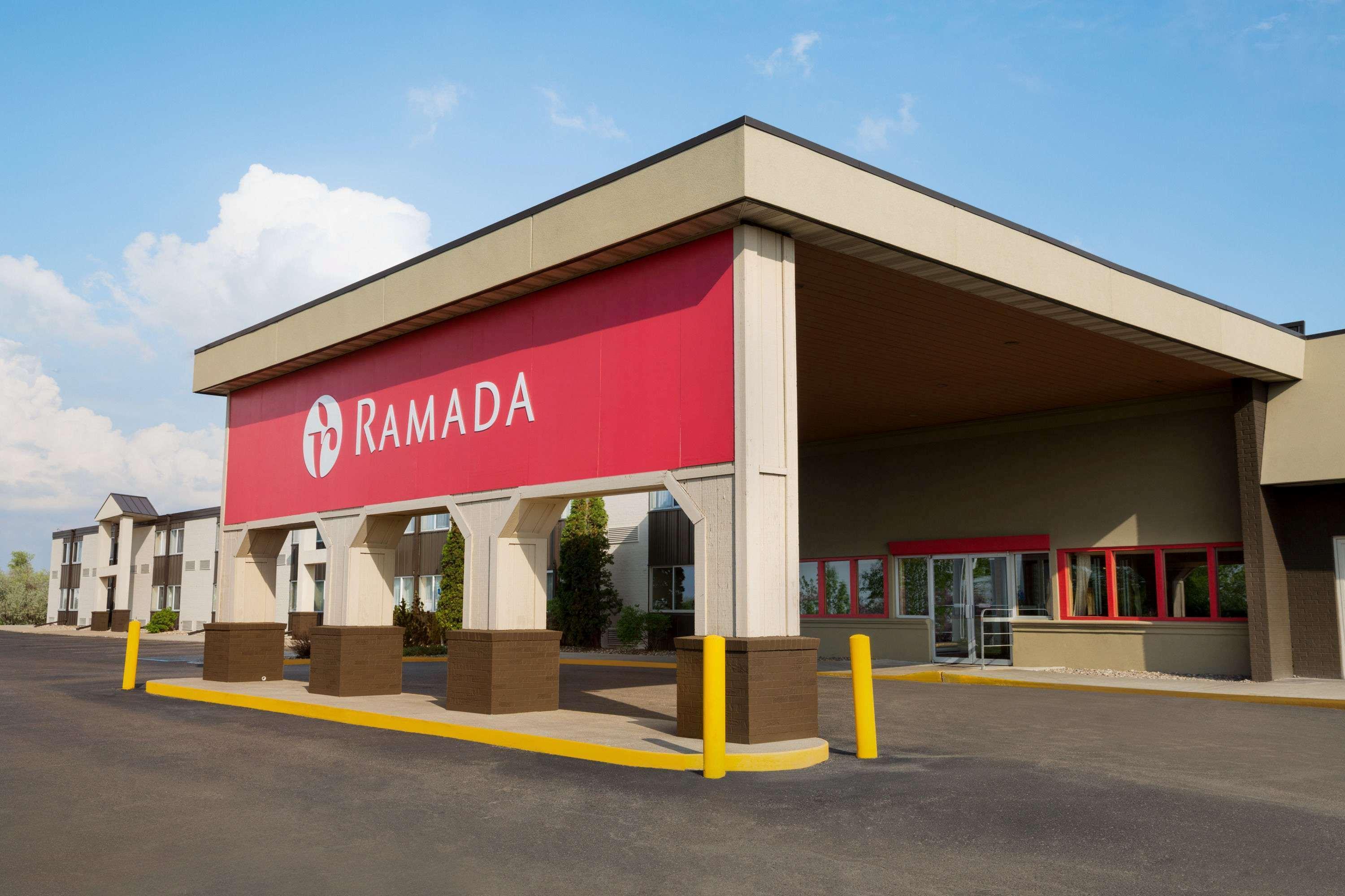 Ramada By Wyndham Bismarck Hotel Exterior photo