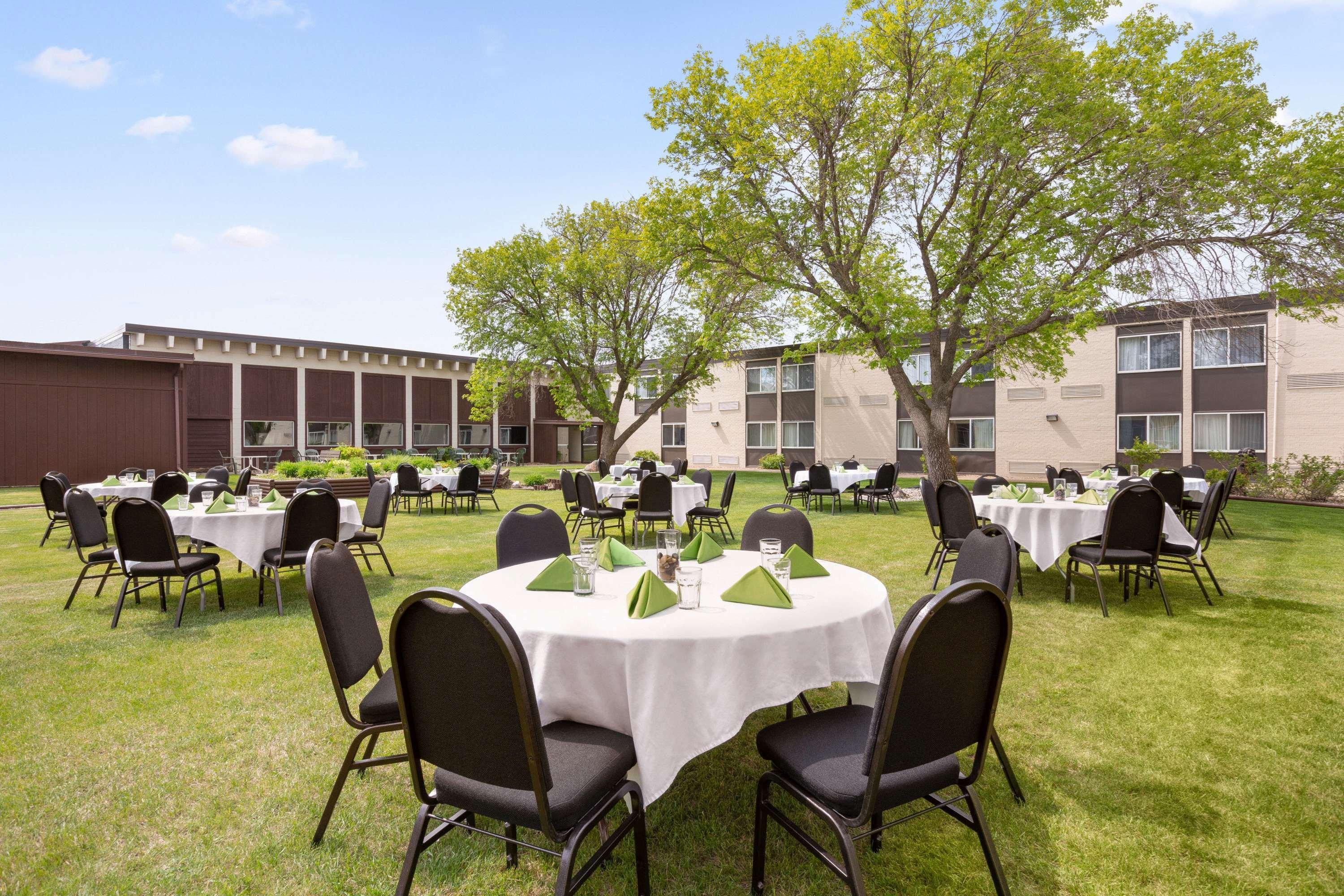 Ramada By Wyndham Bismarck Hotel Exterior photo