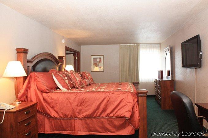 Ramada By Wyndham Bismarck Hotel Room photo